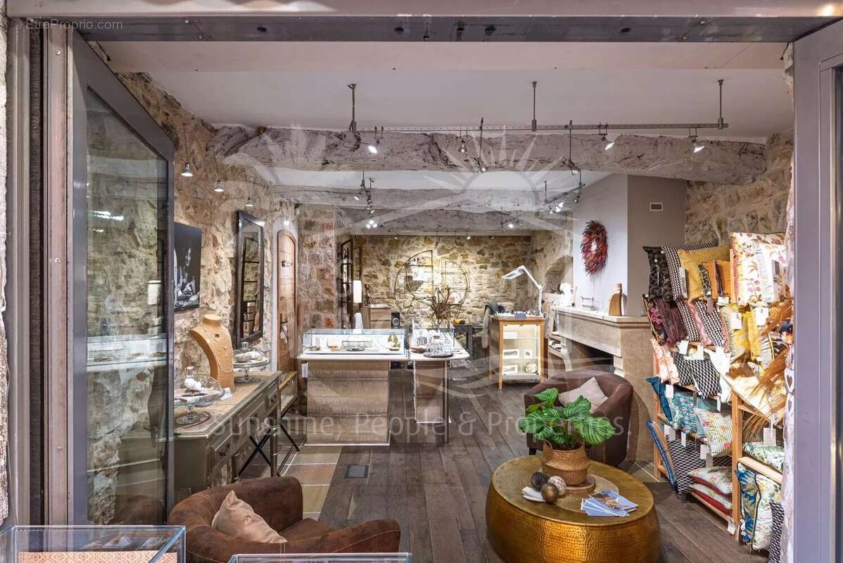 Commerce à VALBONNE