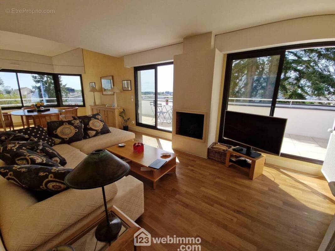 Pièce de vie exposée sud et ouest, vue dégagée. - Appartement à LA ROCHE-SUR-YON