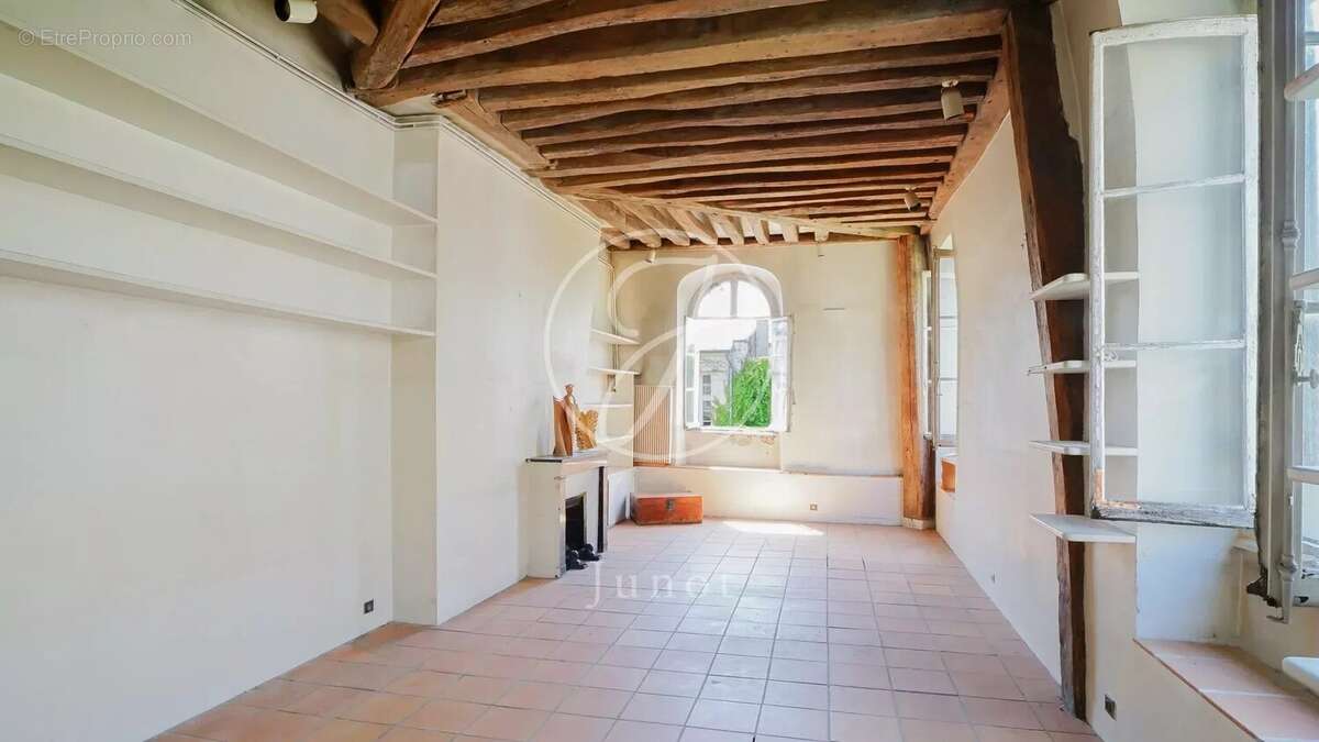 Appartement à PARIS-3E