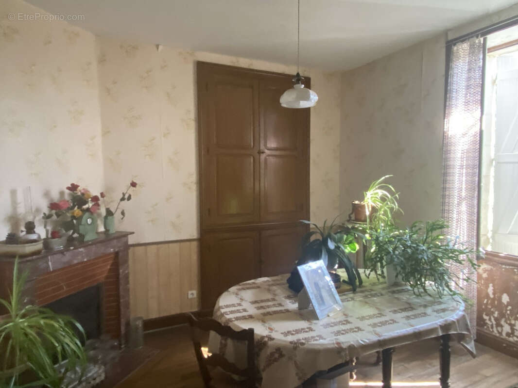 Maison à SAINT-CYR-LES-CHAMPAGNES