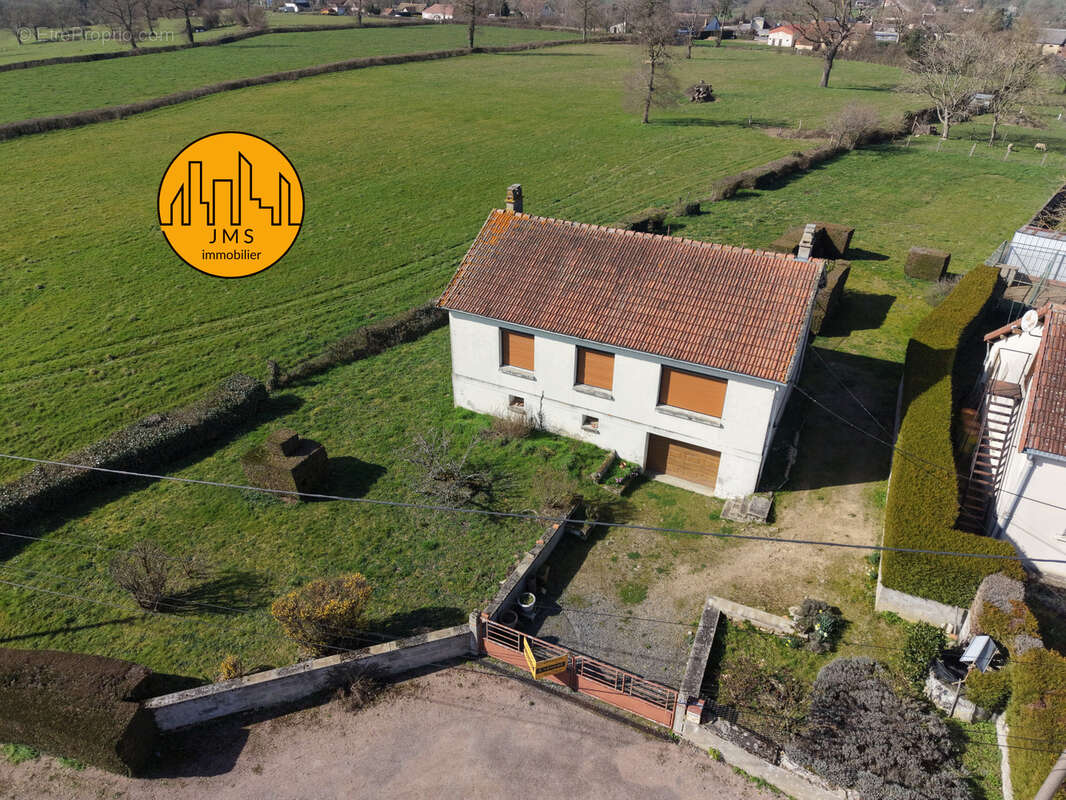 Maison à LE MONTET