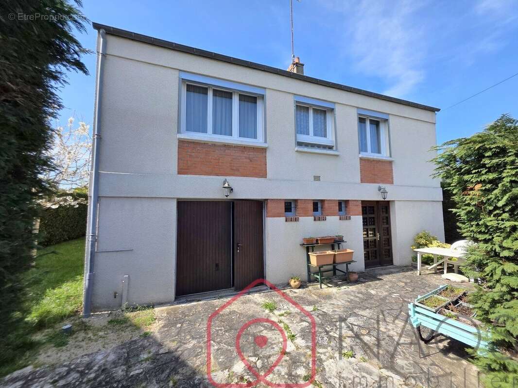 Maison à SAINT-JEAN-DE-LA-RUELLE