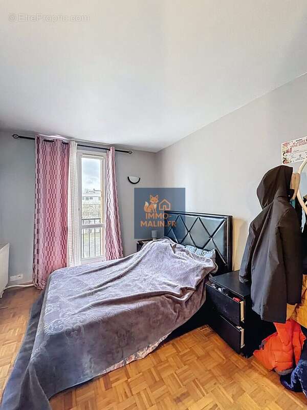 Chambre 2 - Appartement à CHOISY-LE-ROI