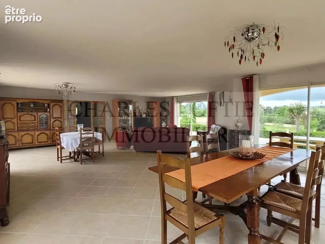 Superbe villa avec piscine, garage et dépendances sur un terrain de plus de 5600 m², à 10 minutes de Cahors. - photo 4