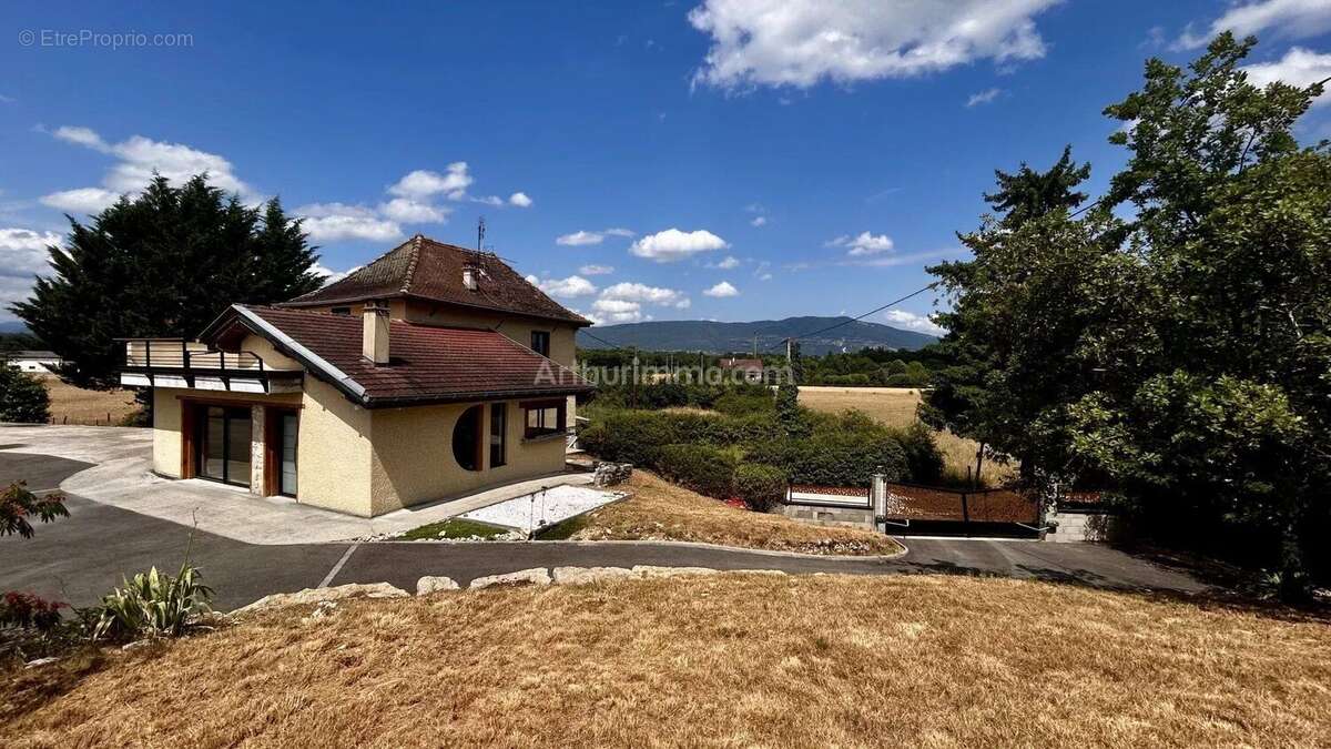 Maison à SAINT-VICTOR-DE-MORESTEL