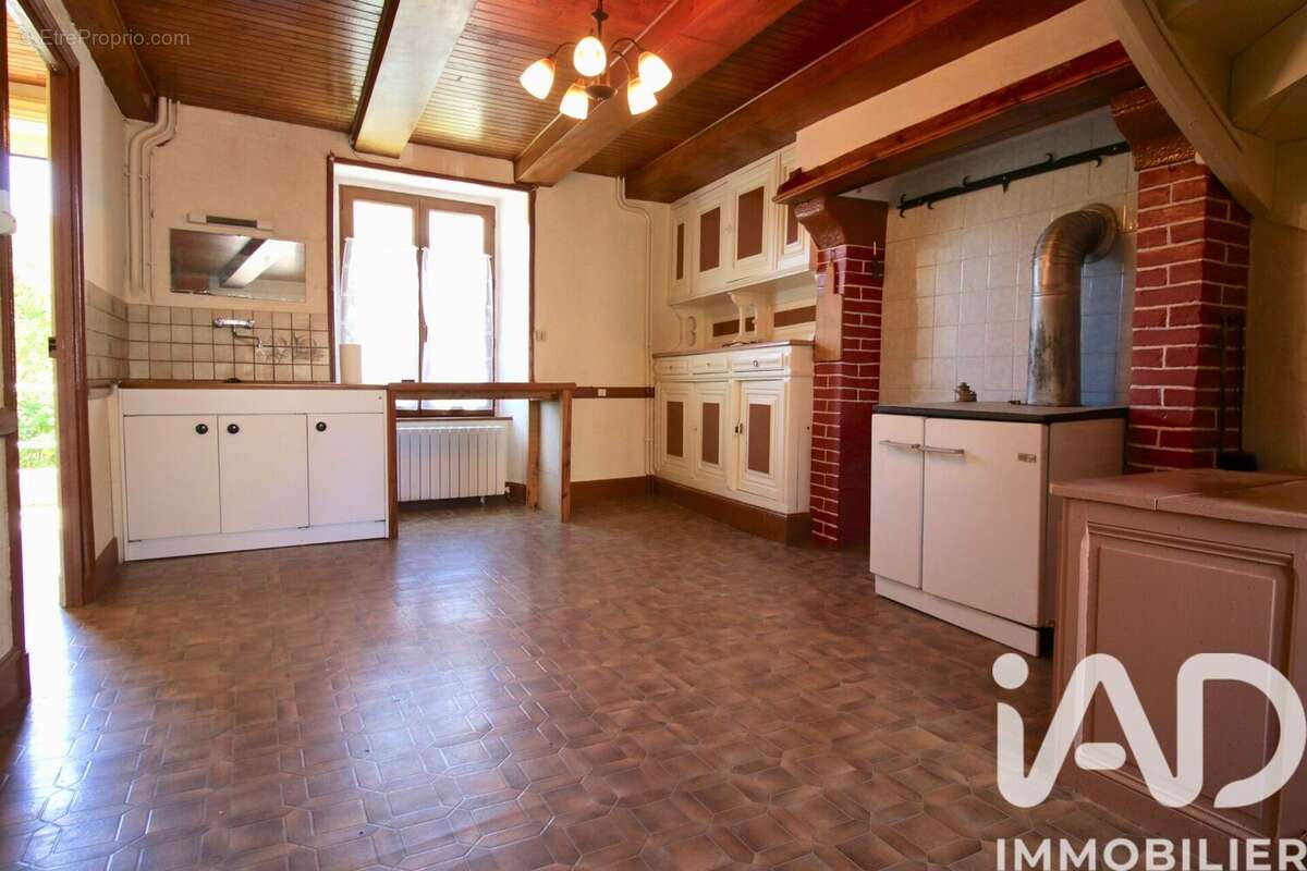 Maison 98 m² à Saint-Bonnet-Le-Bourg  - photo 5