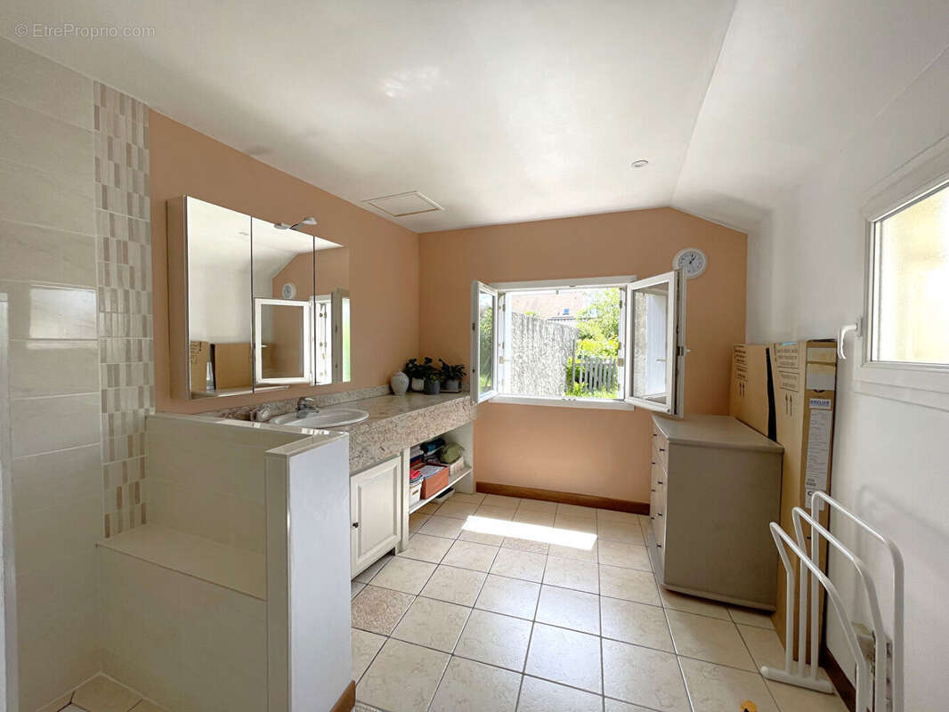 Maison 132 m2 (145 m2 au sol) avec jardin au centre du village de Bouafle - photo 7