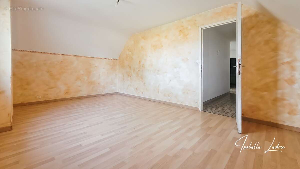 Maison à SAINT-JULIEN-DE-VOUVANTES