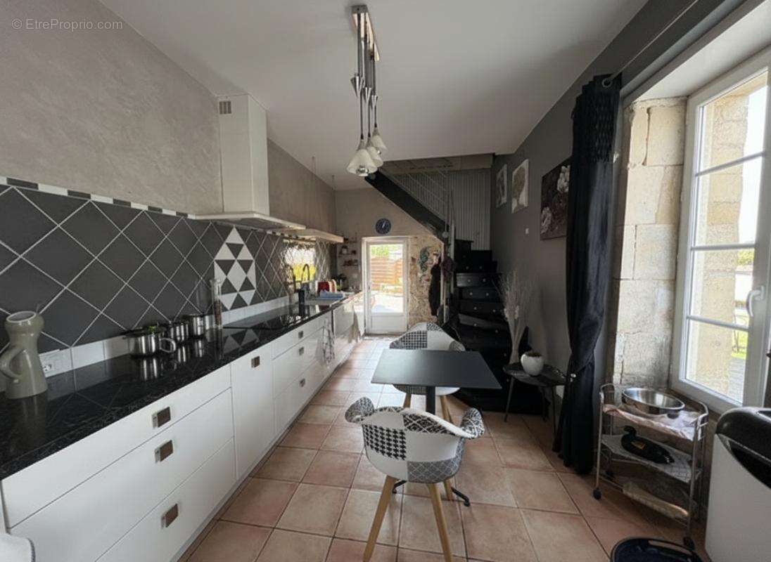 Maison à CHAILLEVETTE