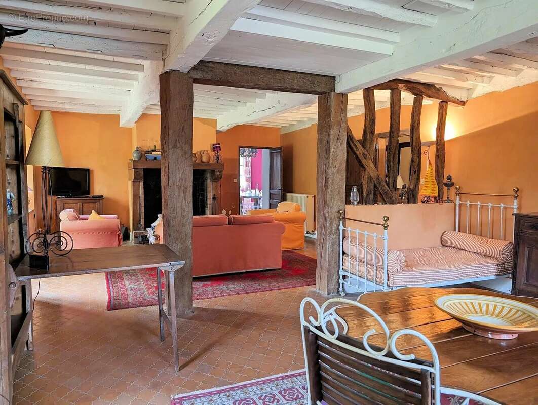 Maison de caractère avec 4 chambres sur 'environ 7318 m². - photo 12