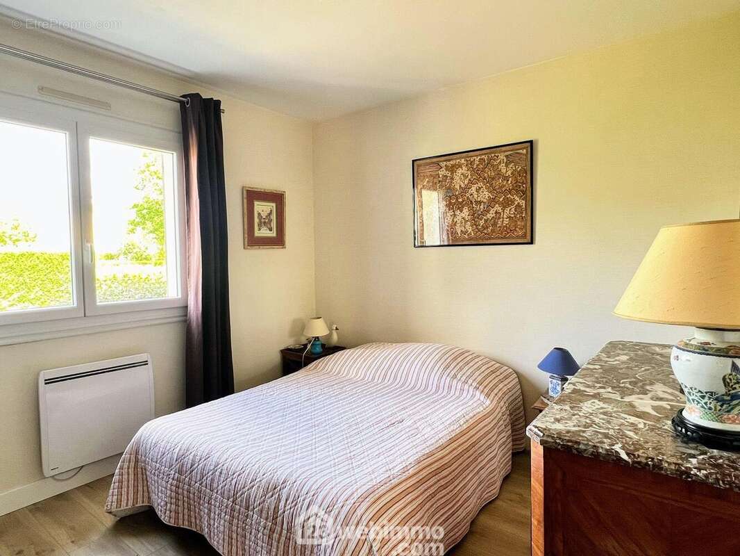 Le rez-de-chaussée compte également 2 chambres... - Maison à AVRILLE