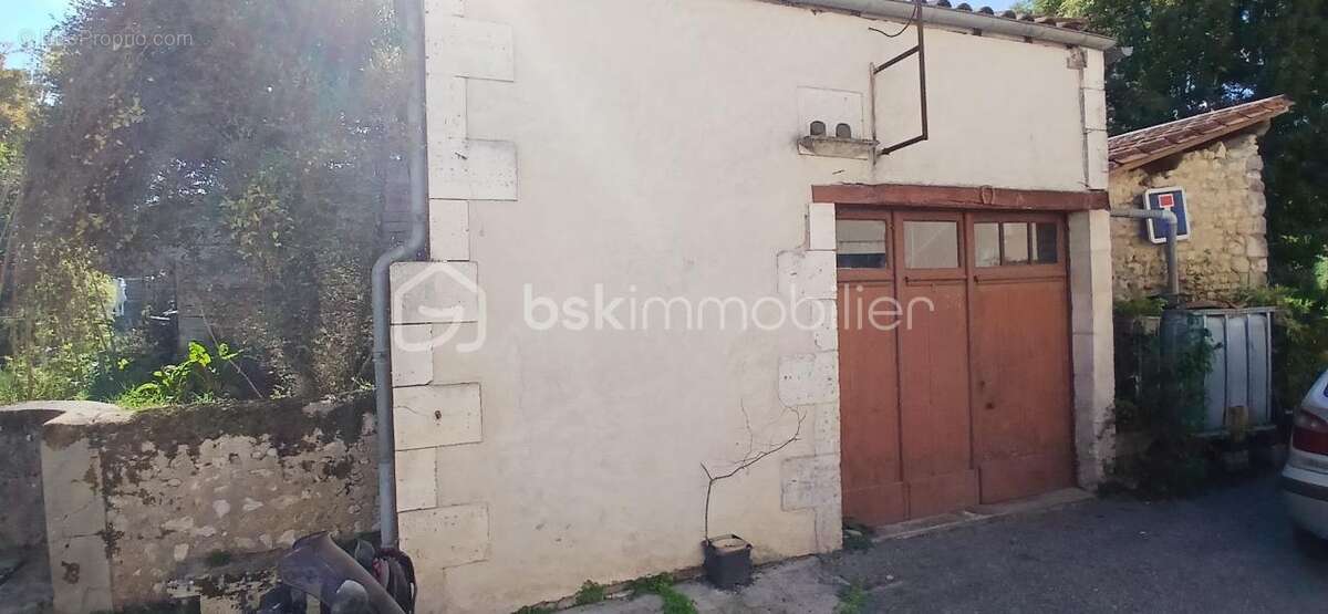 Maison à BORS(CANTON DE MONTMOREAU-SAINT-CYBARD)