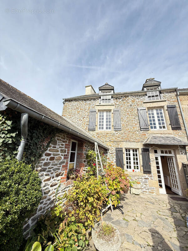 Maison à LANGROLAY-SUR-RANCE