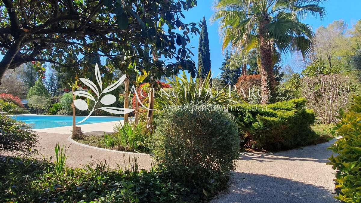 Maison à ROQUEFORT-LES-PINS