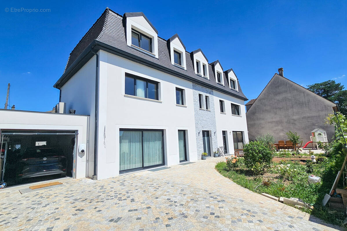 Appartement à SARTROUVILLE