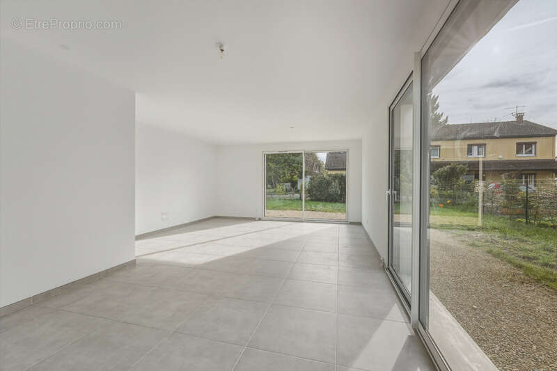 Maison à SAINT-GENIS-POUILLY