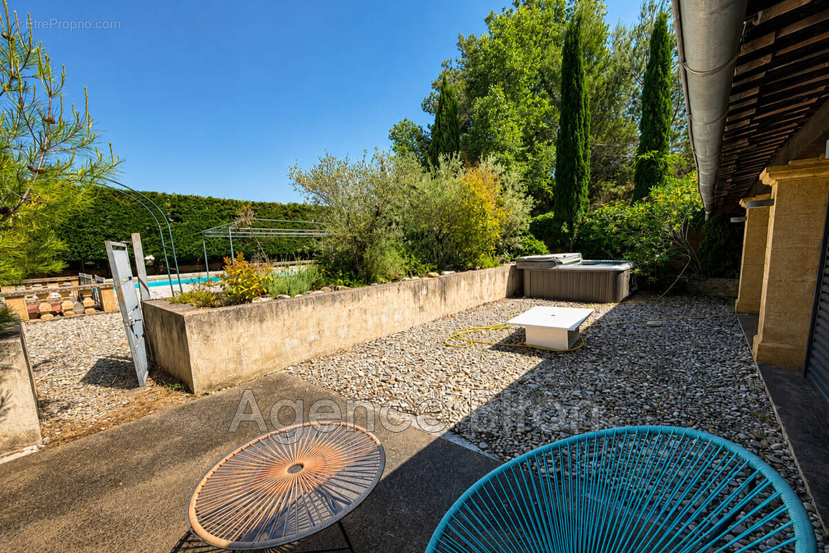 Appartement à LE PUY-SAINTE-REPARADE
