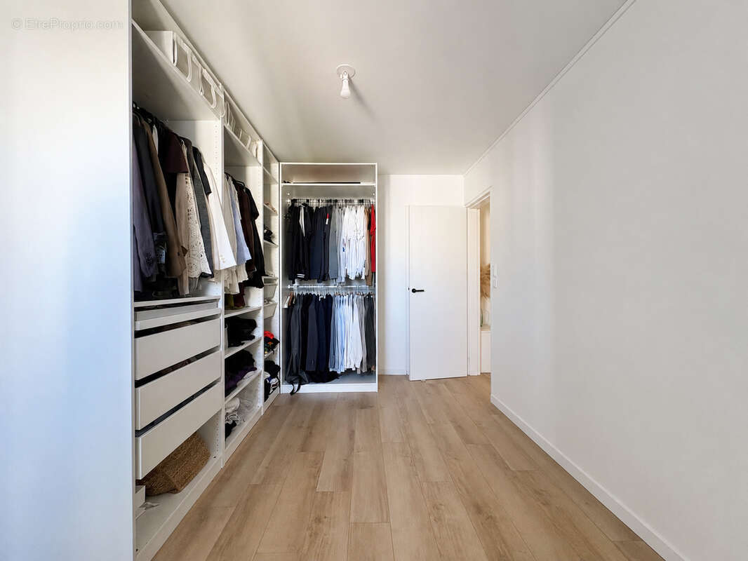 Appartement rénové en dernier étage avec ascenseur, terrasse & stationnement - photo 10