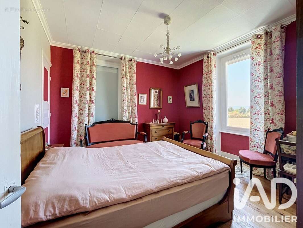 Maison 170 m² à Saint-Jodard  - photo 7