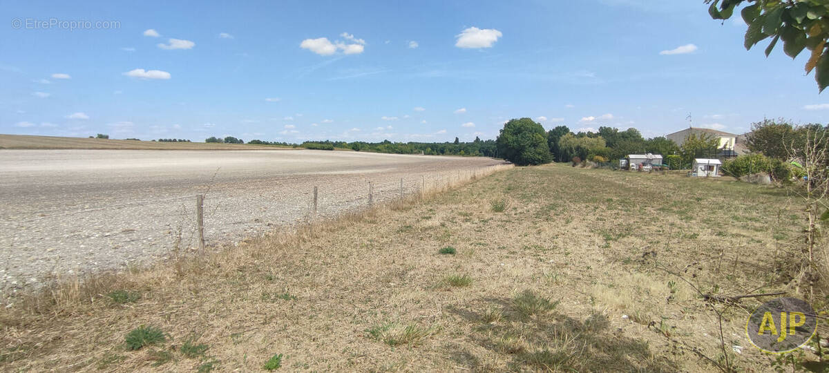 Terrain à COLOMBIERS