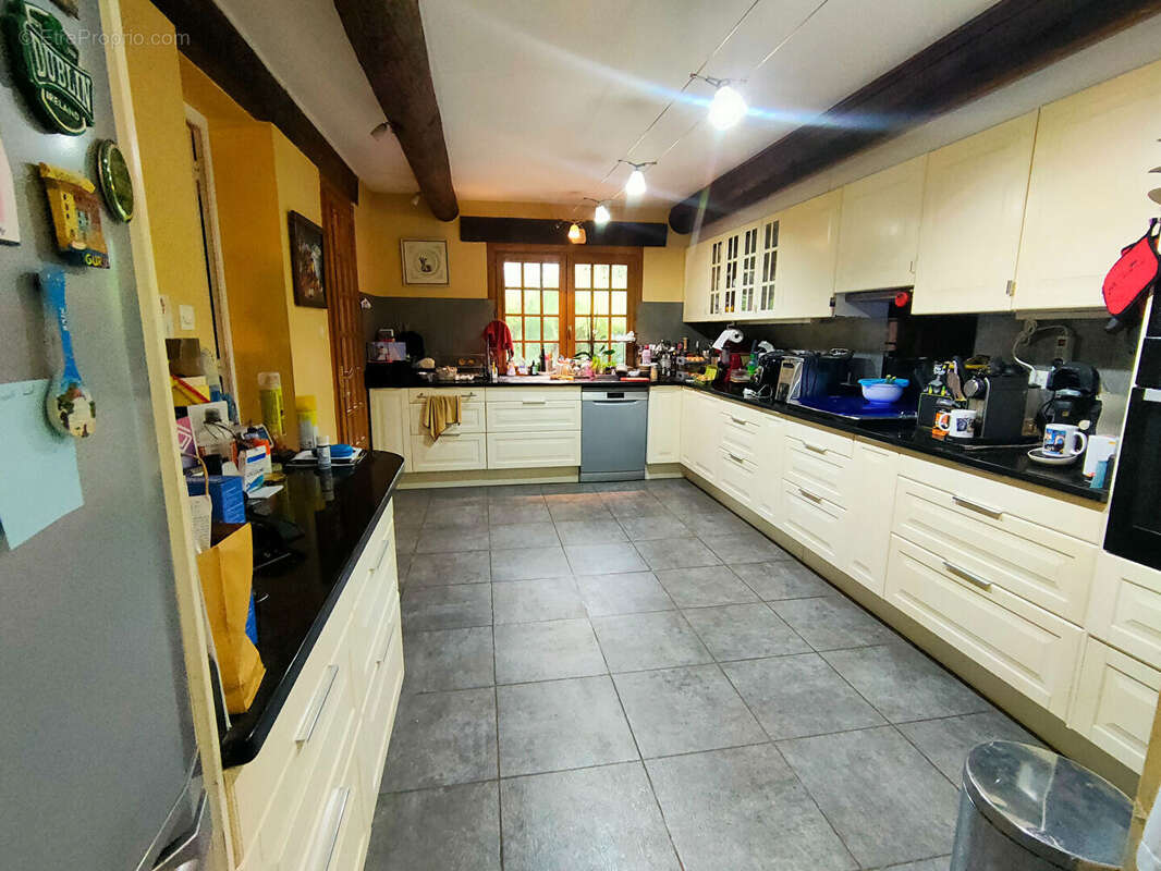 NEOULES Maison à vendre T9 de 320 m² sur 2190m² de terrain avec piscine et garage. - photo 4