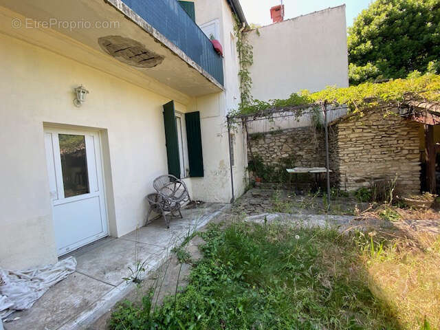 Quartier jean Bouin : Maison de 145m2 avec jardin de 100m2 qui est constituée de deux appartements. - photo 2