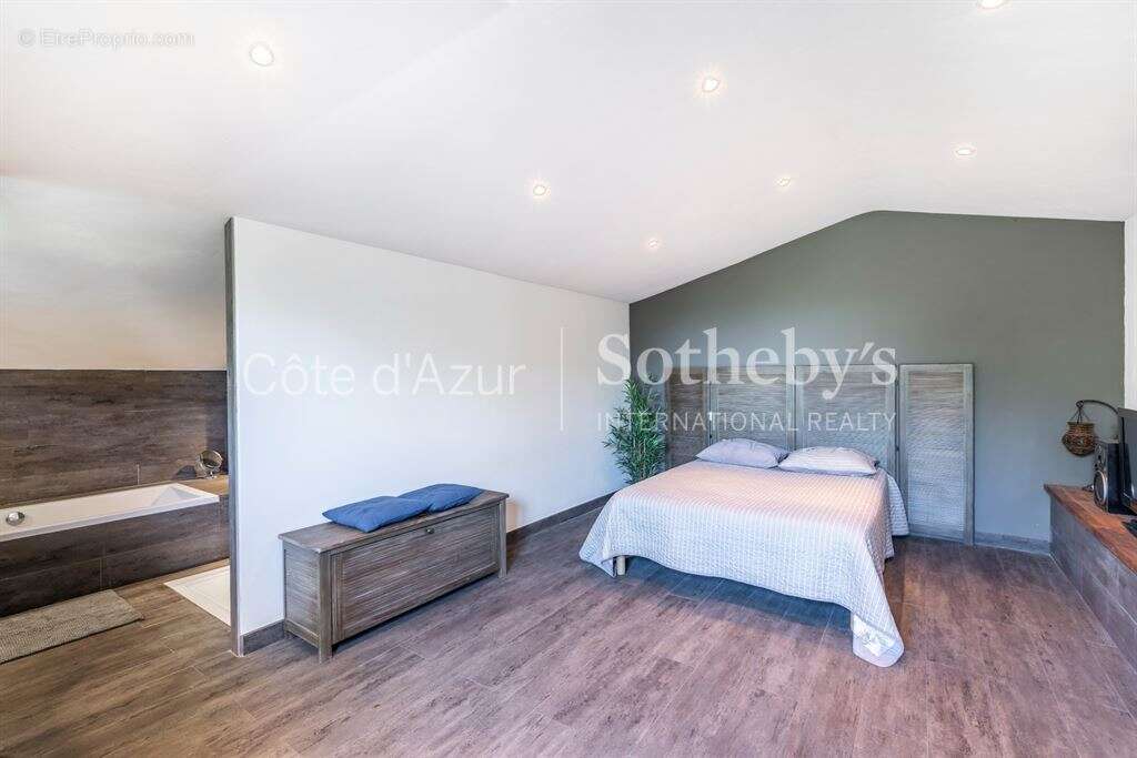 Maison à CHATEAUNEUF-GRASSE