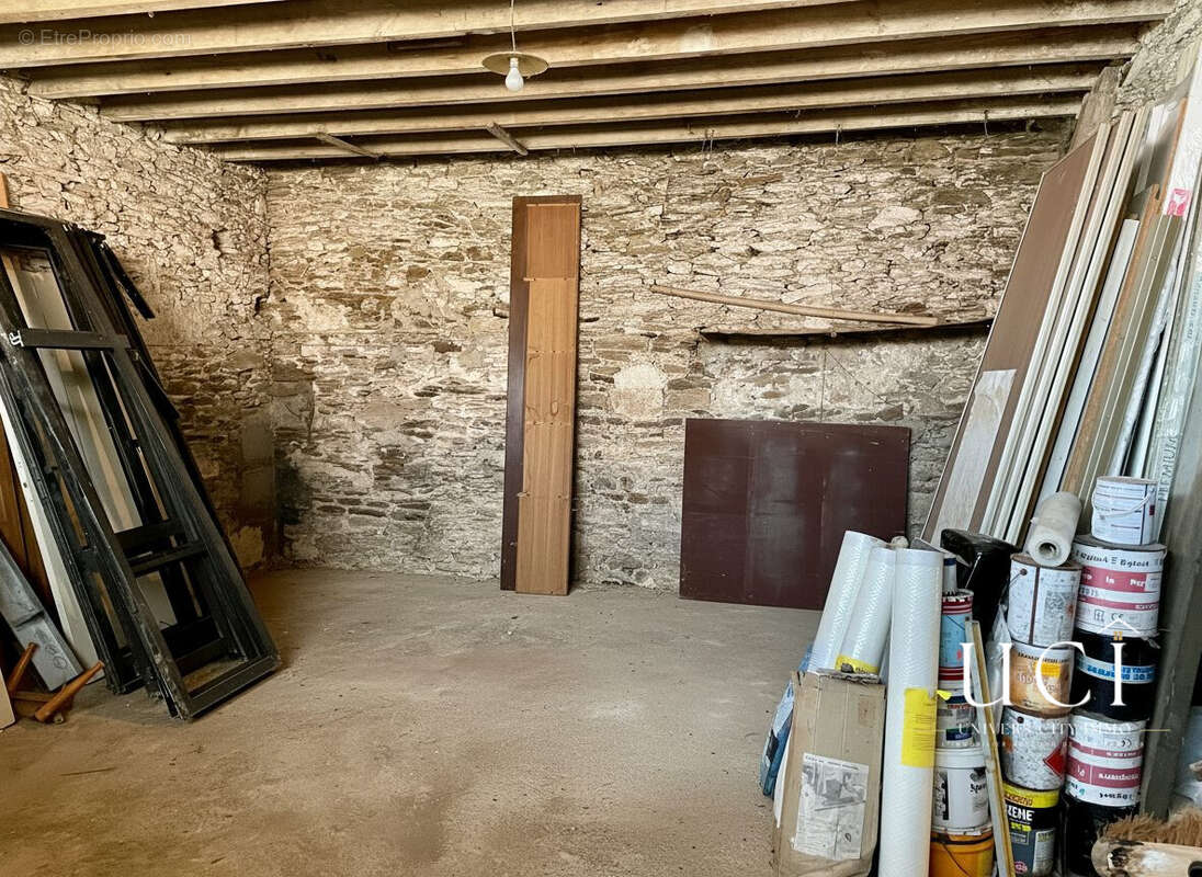 GARAGE  - Maison à LA REGRIPPIERE