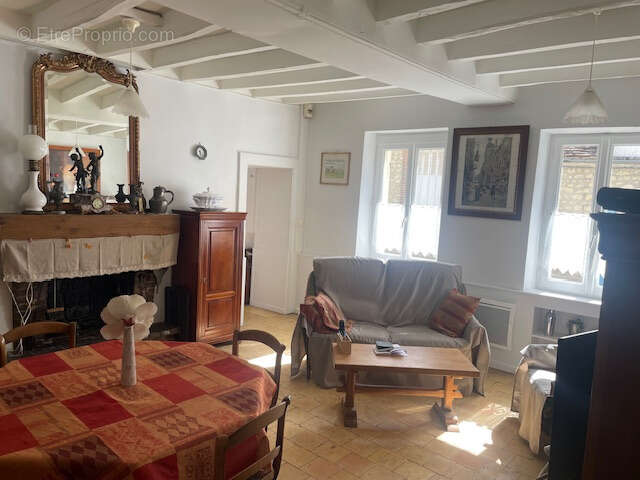 Maison à TRIZAY-COUTRETOT-SAINT-SERGE