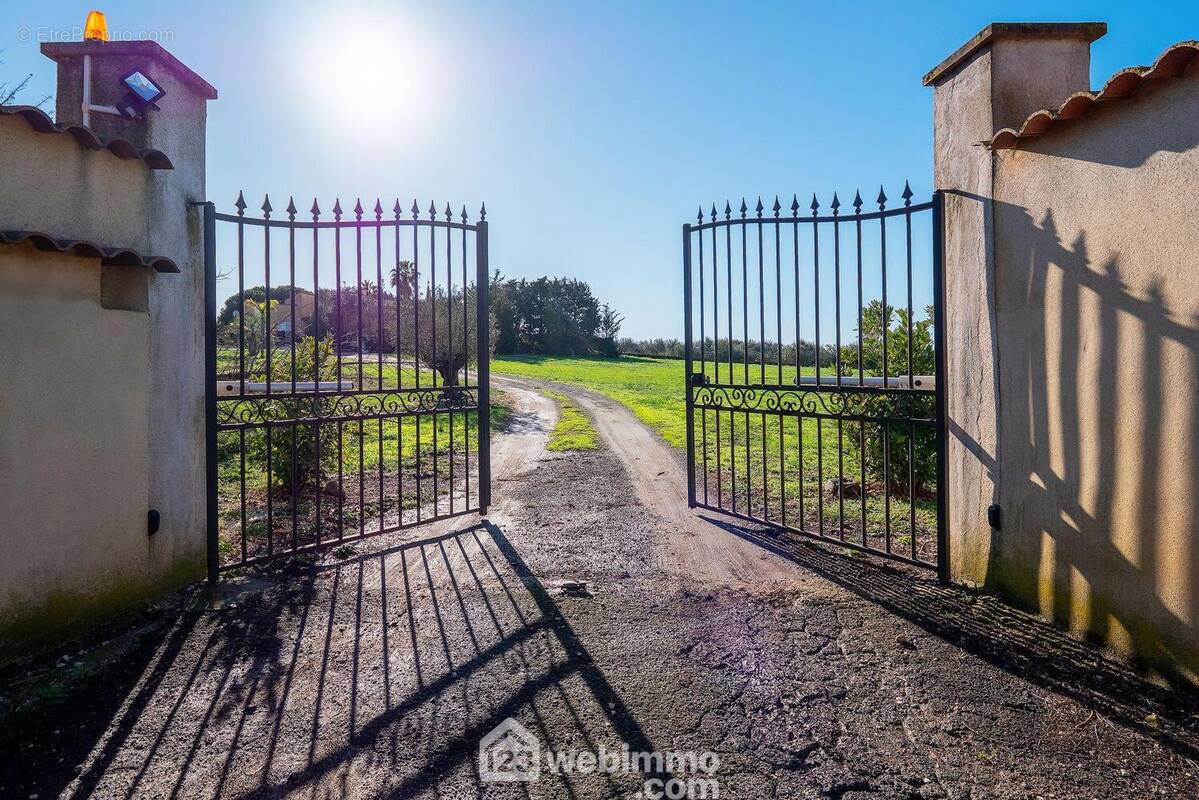 Derrière ce portail, votre projet de construction ? - Terrain à AGDE