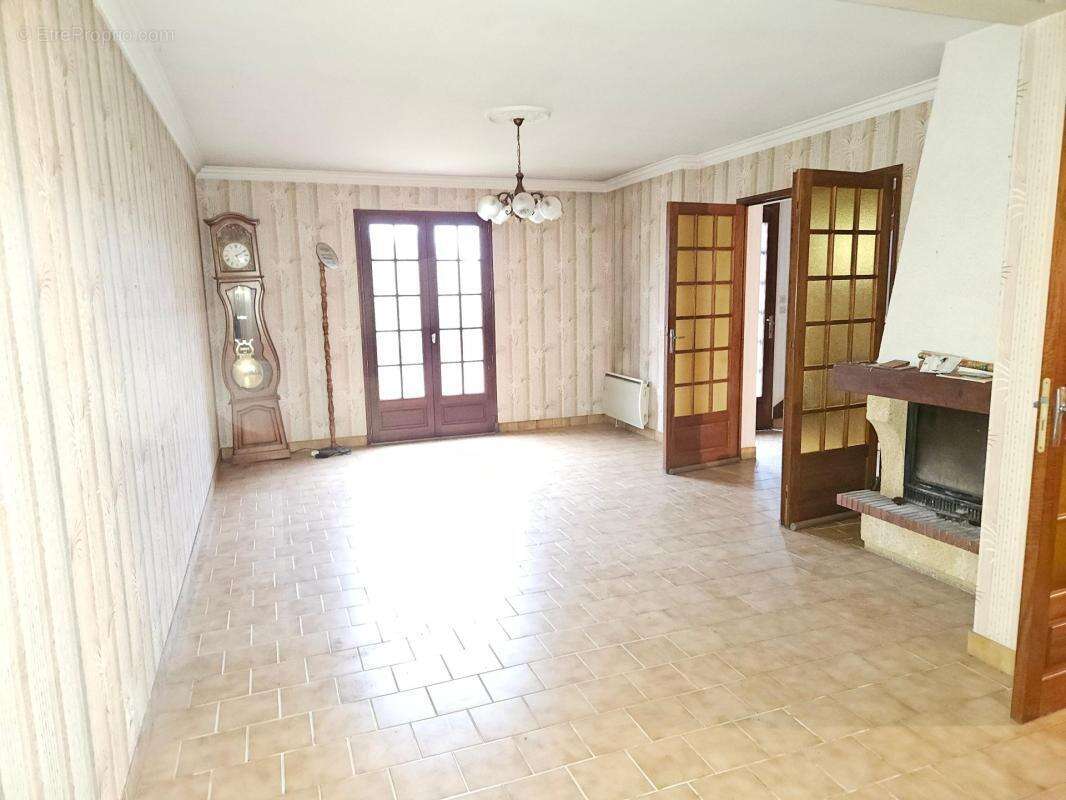 Maison à CHANNAY-SUR-LATHAN