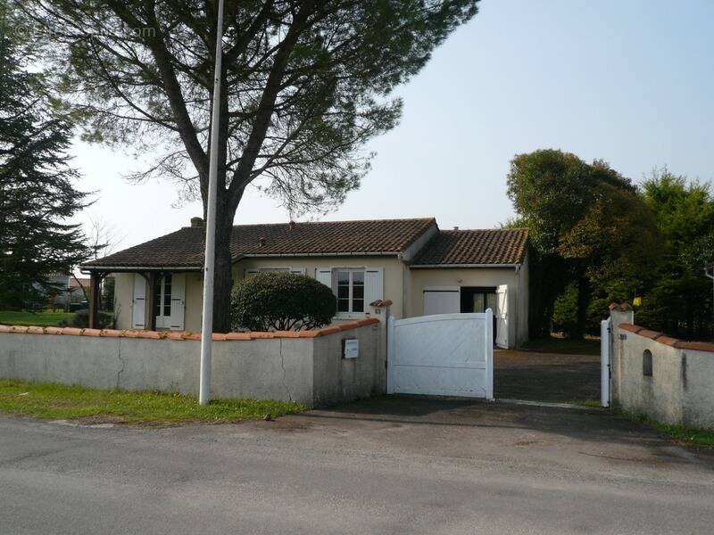 Maison à GENSAC-LA-PALLUE