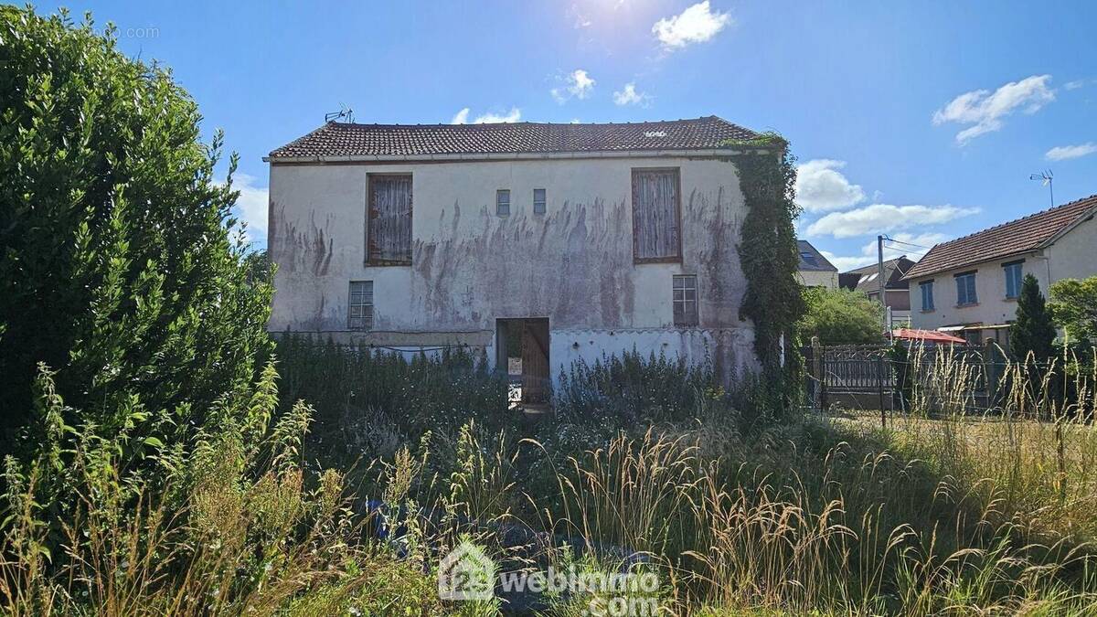 Voici cette grange de 44 m² au sol à rénover sur deux étages. - Maison à MILLY-LA-FORET