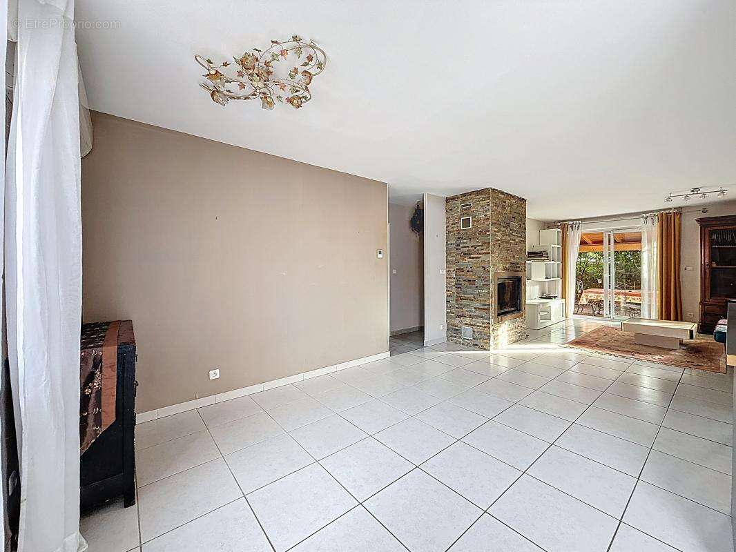 Maison - Mitoyenne par le garage - Plain pied - 3 Chambres - Garage - Piscine - Terrasse - photo 11
