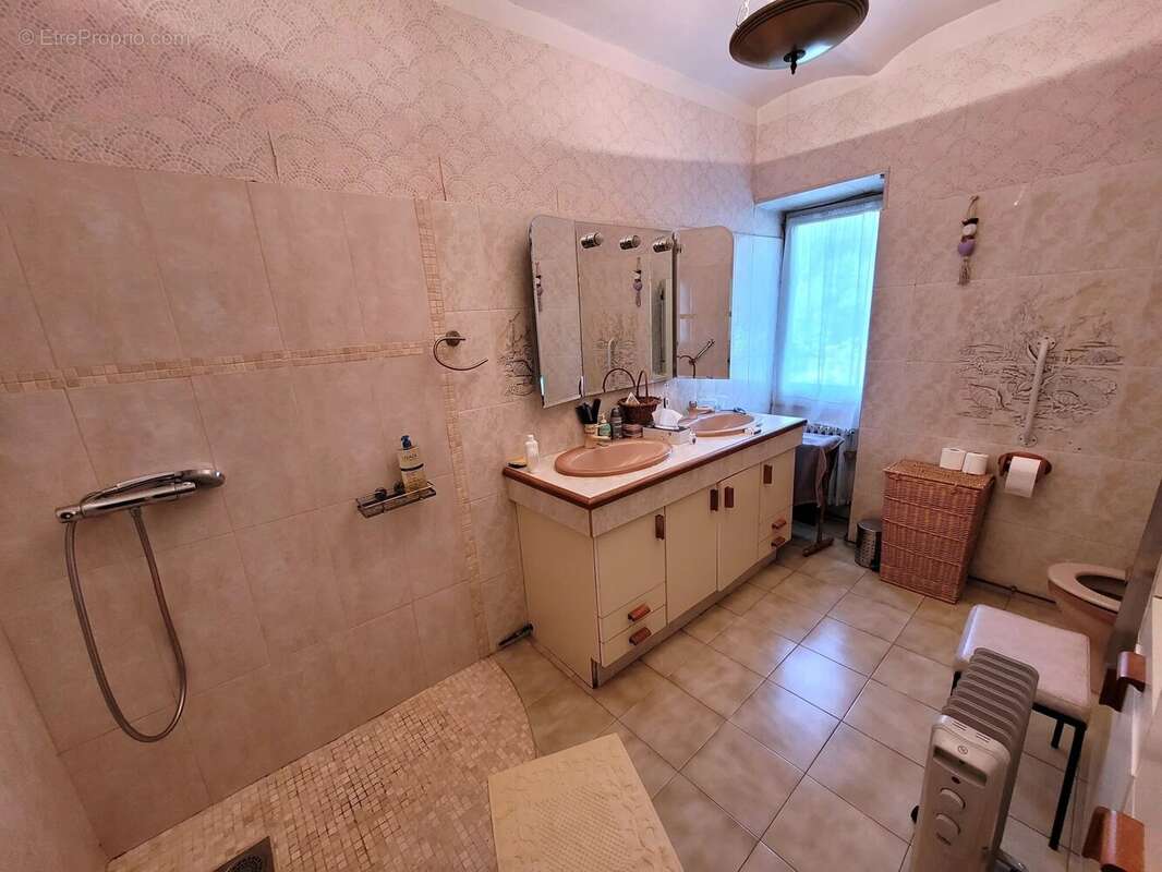 Maison à SAINT-JULIEN-LES-ROSIERS