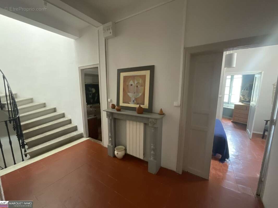 Le charme intemporel d'une Maison de Maitre T6 offrant 176 m² donnant sur patio intimiste avec piscine, nichée au coeur de Corne - photo 5