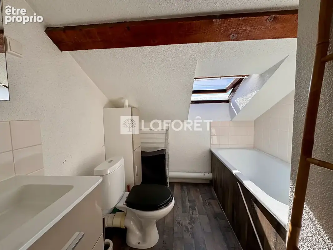 Grenoble - studio mansardé 22m² au sol - vendu meublé - photo 4