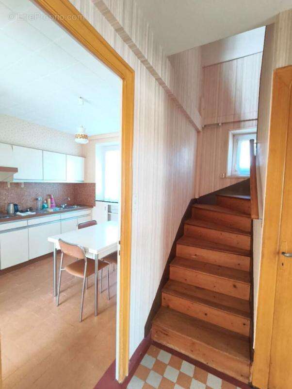 29520 Châteauneuf du Faou maison mitoyenne au calme 3 chambres cuisine salon bureau et garage - photo 5