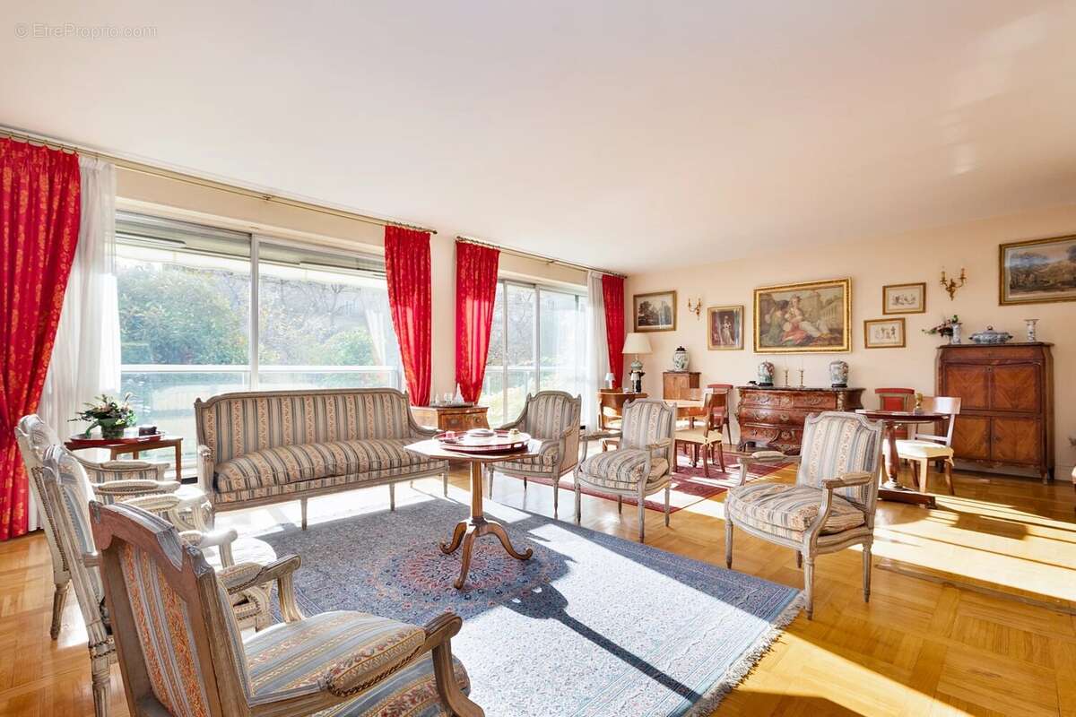 Appartement à PARIS-16E