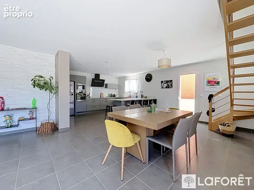 Pusignan - maison familiale récente avec piscine 147m² - photo 6