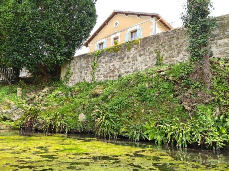 Maison à RUELLE-SUR-TOUVRE