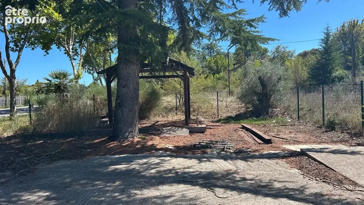 Terrain constructible d'activité en zone UEa 2500 m2 sur Aix en Provence - Celony - Axe très passant & accès d - photo 2