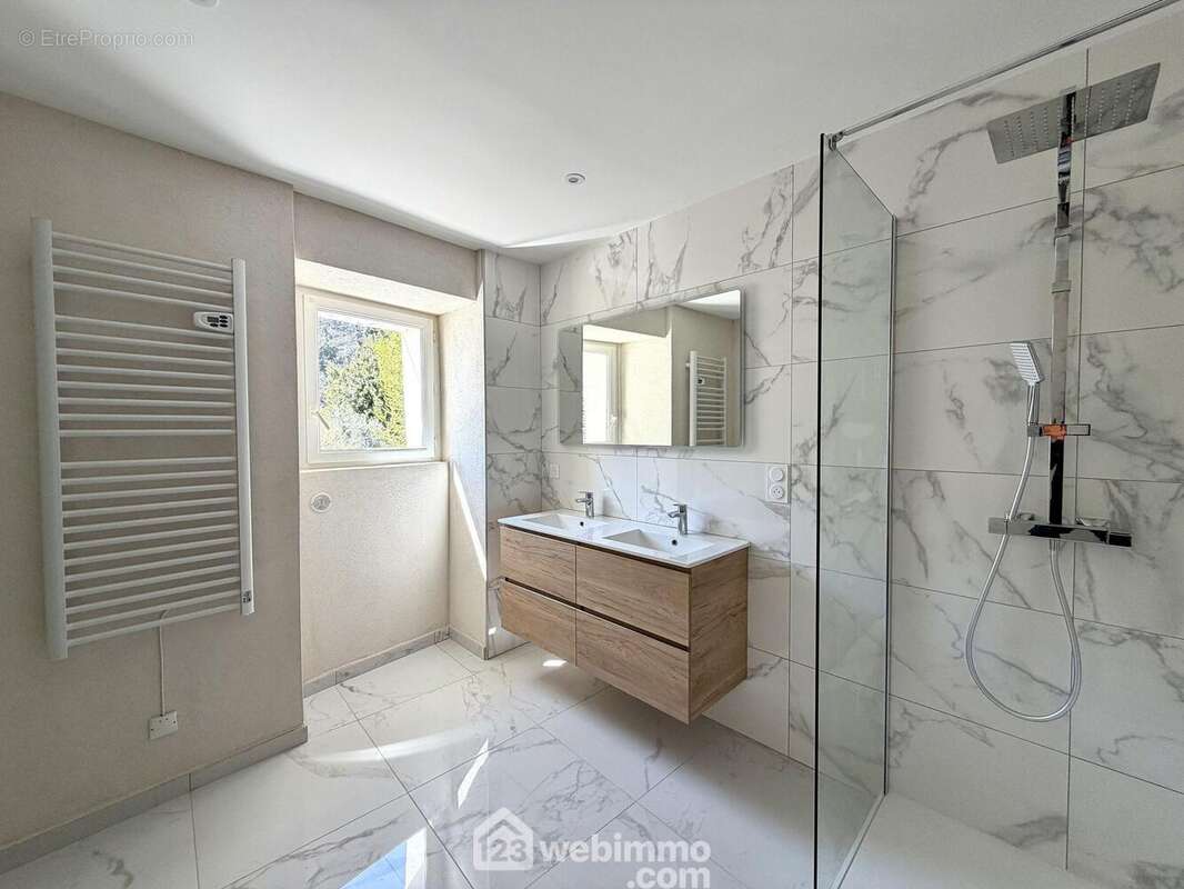 La salle d'eau est splendide (wc indépendant) - Maison à ORTIPORIO