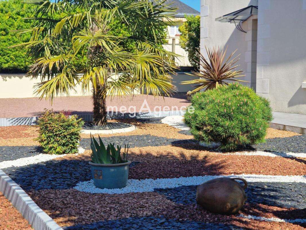 LONGUE JUMELLES centre ville. Lot de 2 maisons avec piscine sur un terrain de 1260 m² - photo 9