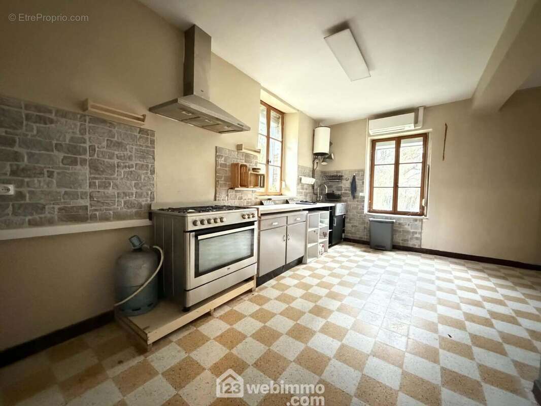 A ses cotés, la cuisine de 19 m² à aménager selon vos envies - Maison à MONCEAU-LES-LEUPS