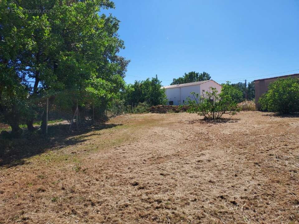 Terrain 2107 m² à Saint-Maximin-La-Sainte-Baume  - photo 4