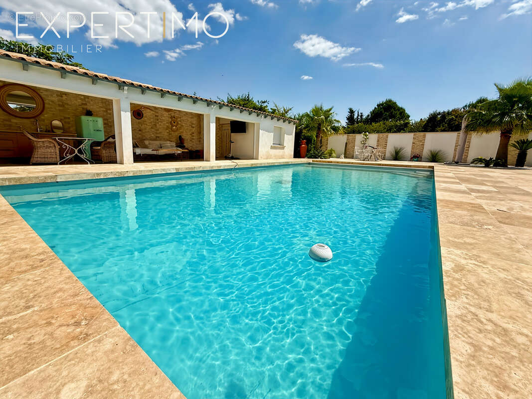 Propriété de 457 m2 + Piscine avec Pool House + 4 garages sur 5500 m2. - photo 30