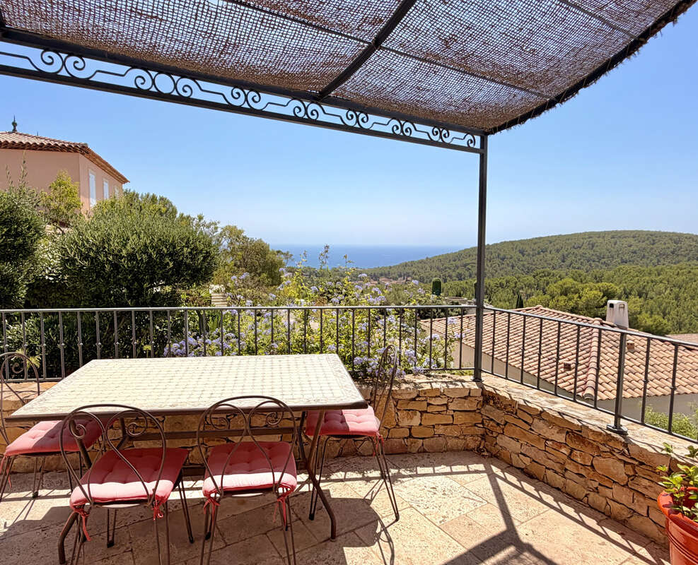 Bandol - Propriété avec vue mer panoramique, piscine à débordement et ascenseur intérieur - photo 4