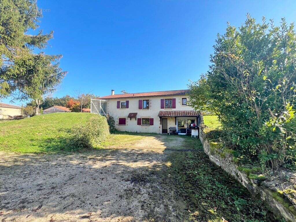 Maison à EGLISE-NEUVE-DE-VERGT