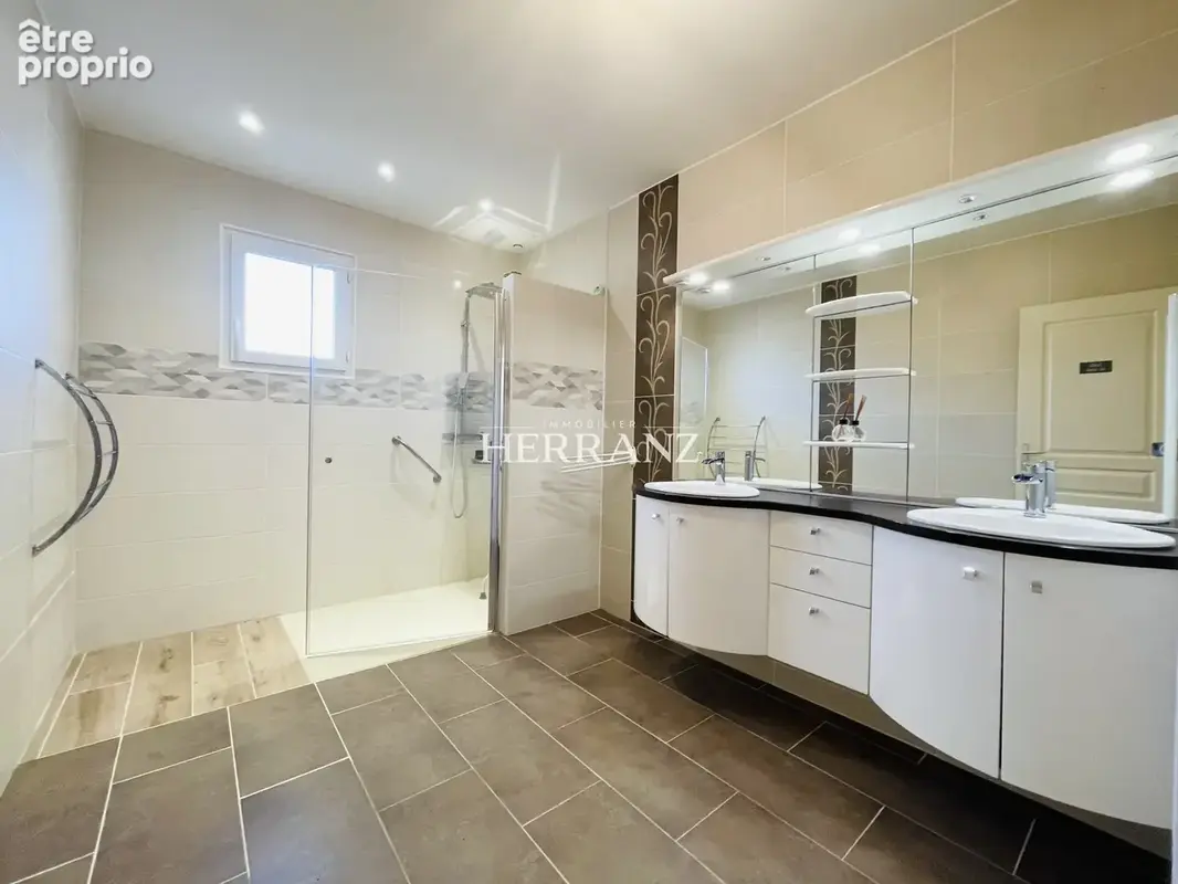Maison familiale de plain-pied de 135 m2, 4 chambres, garage de 55 m2 et jardin de 2 000 m2 - photo 11